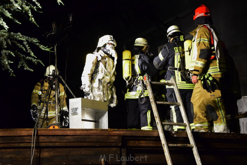 Grossfeuer Einfamilienhaus Siegburg Muehlengrabenstr P0390.JPG - Miklos Laubert